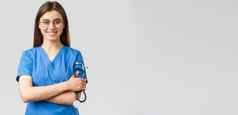 医疗保健工人医学保险科维德流感大流行概念自信热情的年轻的女护士医生蓝色的实习医生风云眼镜持有听诊器微笑相机很高兴