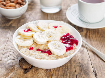 健康的素食者早餐服务早....包括燕麦片香蕉片树莓小时很多慢碳水化合物