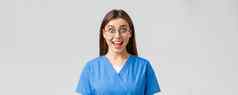 医疗保健工人医学保险科维德流感大流行概念热情的乐观的女护士医生蓝色的实习医生风云眼镜听到神奇的新闻微笑逗乐