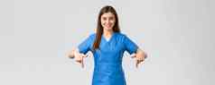 医疗保健工人防止病毒科维德测试筛选医学概念微笑自信护士医生实习生蓝色的实习医生风云指出手指给病人信息