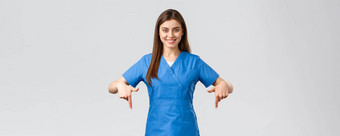 医疗保健工人防止病毒科维德测试筛选医学概念微笑自信护士医生实习生蓝色的实习医生风云指出手指给病人信息