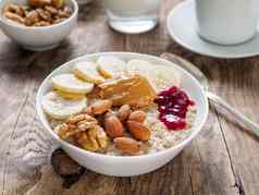 丰盛的健康的燕麦片早餐核桃杏仁花生黄油美味的食物源慢碳水化合物
