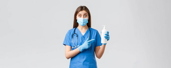 科维德防止病毒健康医疗保健工人检疫概念惊讶女护士可爱的医生蓝色的实习医生风云医疗面具手套指出手指手洗手液肥皂