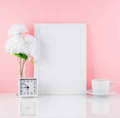 空白白色框架花时钟杯咖啡茶白色表格粉红色的墙复制空间模拟