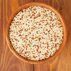 生藜麦木碗超级食物棕色（的）木背景前视图