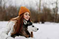 快乐年轻的女人在户外场冬天走狗冬天假期