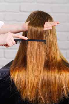 女人头发护理理发师使发型年轻的女孩美沙龙