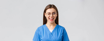 医疗保健工人医学保险科维德流感大流行概念厚颜无耻的漂亮的女护士实习生医生诊所穿实习医生风云眼镜眨眼相机热情的微笑