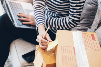 在线销售业务的想法美丽的女孩写作笔记本电脑检查订单交付包裹客户订单收到了客户