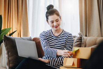 在线销售业务的想法美丽的女孩写作笔记本电脑检查订单交付包裹客户订单收到了客户