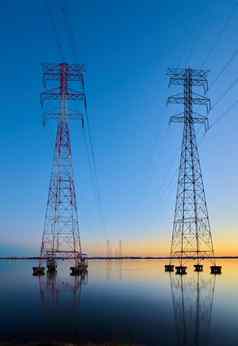 高电压传输行穿越惠勒湖黄昏雅典电塔日落权力能源