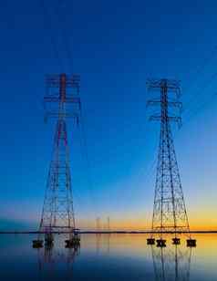 高电压传输行穿越惠勒湖黄昏雅典电塔日落权力能源