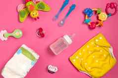 婴儿护理配件尿布粉红色的背景前视图