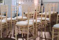 的地方婚礼仪式室内椅子装饰婚礼聚会地点