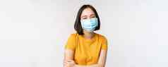 健康的快乐亚洲女人医疗脸面具乐队援助肩膀科维德疫苗接种接种疫苗οδ变体惠蒂背景