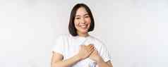 关闭微笑朝鲜文女人持有手心护理爱概念感觉感情温柔感人的感觉站白色背景