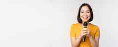 图像年轻的亚洲女人会说话的麦克风指导小给演讲站黄色的T恤白色背景