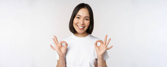 优秀的微笑亚洲女人显示标志批准手势满意推荐smth站白色背景