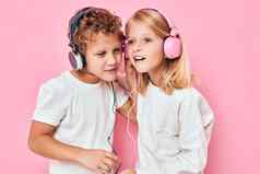 时尚的男孩可爱的女孩听音乐粉红色的颜色背景