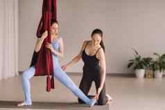 怀孕了女孩女人教练瑜伽吊床健身房概念健康的生活方式母亲