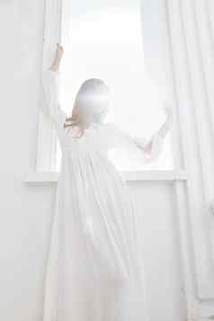 女人白色衣服窗口摆姿势浪漫太阳