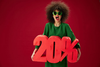 肖像迷人的夫人绿色衣服非洲式发型发型黑暗眼镜二十百分比手工作室模型不变的