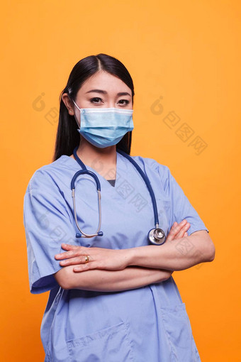 医院照顾者穿医疗仪器蓝色的统一的病毒保护面具