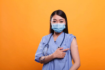 自信护士穿病毒保护口罩促进免疫接种疫苗接种