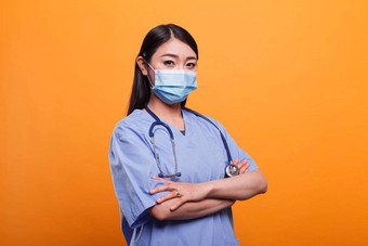 肖像年轻的成人医疗保健诊所亚洲护士穿听诊器保护口罩
