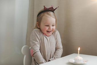 可爱的美丽的婴儿女孩庆祝生日孩子吹蜡烛蛋糕生日家庭聚会，派对可爱的蹒跚学步的孩子美丽的女儿