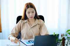 年轻的女人电脑计算器工作首页避免风险承包冠状病毒工作场所