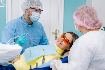 女病人牙科眼镜对待牙齿牙医紫外线光牙科馅料