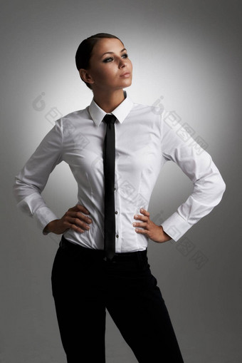 自信风格年轻的女人穿衬衫领带横盘整理手臀部