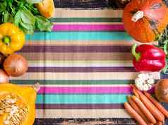 新鲜的蔬菜色彩斑斓的条纹厨房毛巾秋天背景