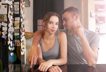 <strong>品味</strong>时刻拍摄年轻的夫妇坐着咖啡商店
