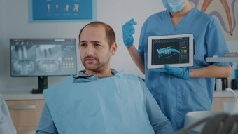 牙科助理显示雷扫描结果平板电脑病人