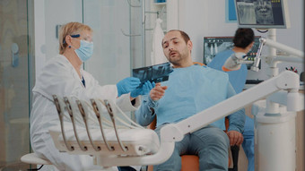 口腔学家显示雷扫描诊断病人