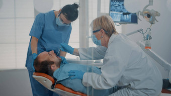 牙科团队牙齿咨询治疗病人