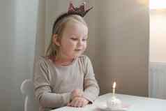 可爱的女孩吹蜡烛生日蛋糕首页孩子的生日