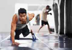 纯激烈的强度肖像集中年轻的拳击手俯卧撑健身房