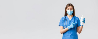 科维德防止病毒健康医疗保健工人检疫概念惊讶女护士可爱的医生蓝色的实习医生风云医疗面具手套指出手指手洗手液肥皂