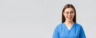 医疗保健工人医学保险科维德流感大流行概念厚颜无耻的漂亮的女护士实习生医生诊所穿实习医生风云眼镜眨眼相机热情的微笑