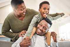 家庭时间笑声有趣的拍摄快乐年轻的家庭玩沙发首页