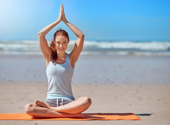 神圣的荣誉神圣的拍摄年轻的女人练习<strong>瑜伽</strong>例程海滩