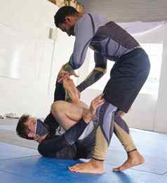科维德不会停止培训完整的长度拍摄九jitsu唤醒拳击学生类