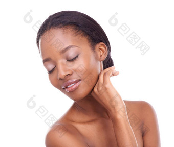 护肤品基地美工作室拍摄美丽的年轻的女人触碰皮肤