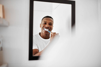 <strong>健康</strong>的牙齿拍摄年轻的男人。<strong>刷牙</strong>牙齿浴室镜子