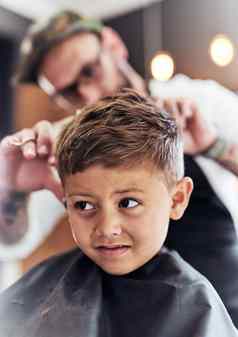 发型冷却器一分钟裁剪拍摄可爱的男孩发型理发店