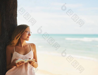 海滩的地方宁静安静的沉思裁剪拍摄年轻的女人阅读书海滩
