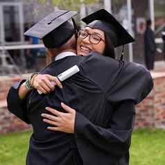 生活伟大的时刻拍摄学生拥抱毕业一天